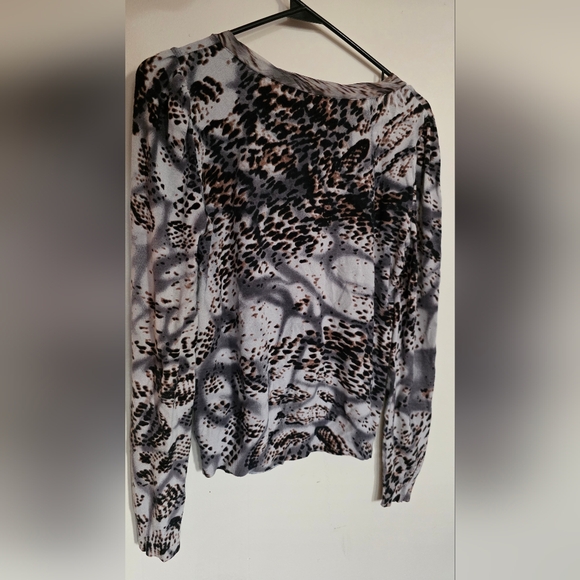 Elegant Leopard Print Button-Down Shirt - Picture 8 of 8